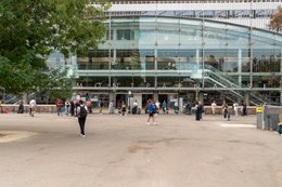 15th-arrondissement;-Arch-entrance;-Baggage;-Capital-city;-Contemporary-architecture;-Escalators;-Esplanade;-France;-Glass-façade;-Jean-Marie-Duthilleul;-Kaleidos;-Kaleidos-images;-La-parole-à-limage;-Montparnasse;-Montparnasse-station;-Paris;-Pedestrians;-Porte-Océane;-Rail-transport;-Railway-infrastructure;-Station-entrance;-Stories-Pictures;-Tarek-Charara;-Train-station;-Transport;-Travellers;-Tree;-Urban-mobility